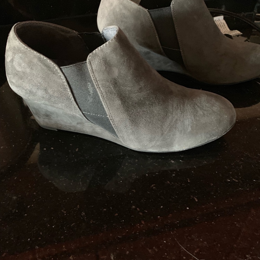 Vionic Grey s 7.5 suede bootie nearly new